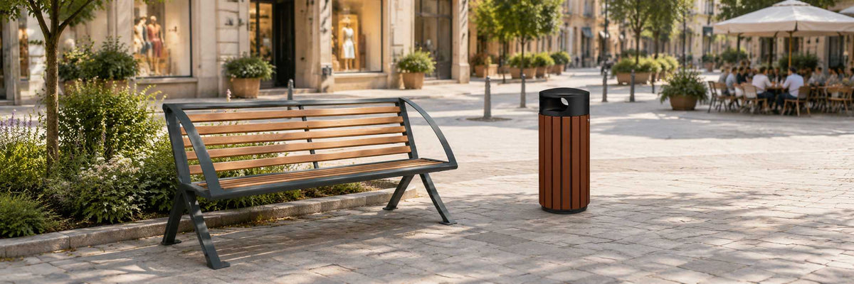 Banc public et poubelle de ville en centre-ville, deux aménagements clés de l'attractivité