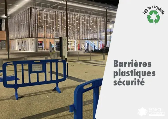 Barrières de sécurité en plastique colorées (blanc, rouge, bleu, jaune) utilisées pour délimiter une zone de travaux ou de manifestation en extérieur, installation mobile et modulable