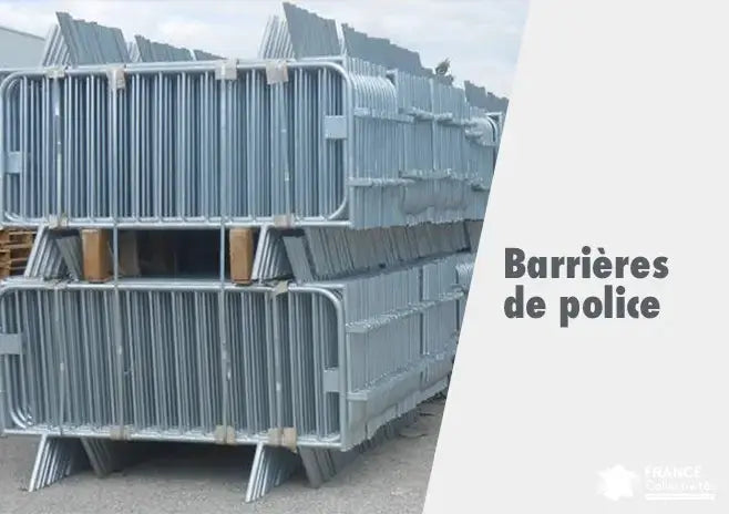 Barrières de police Vauban en acier galvanisé installées en ligne pour sécuriser une foule lors d’un événement public en extérieur, délimitation de zone piétonne et contrôle d’accès