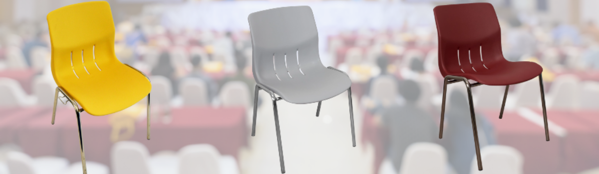 Trois chaises à coque Kaline jaune, gris clair et bordeaux devant une salle de conférence