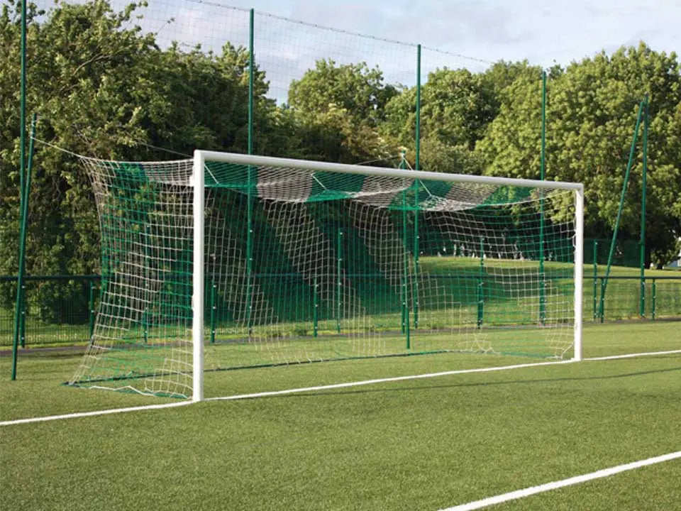But de football à 11 en aluminium