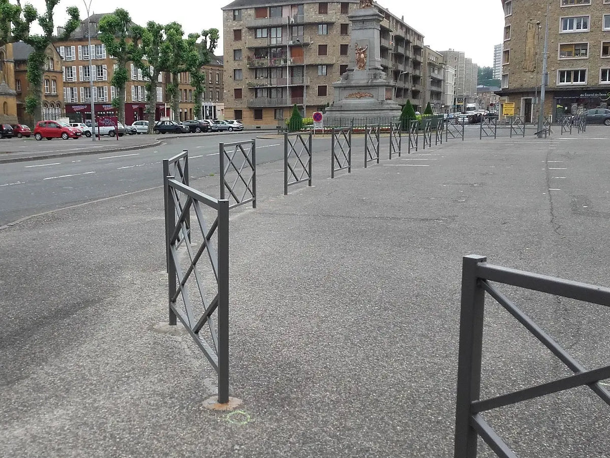 Barrière urbaine Losange 1,55 m vue sous un autre angle, croix et losange
