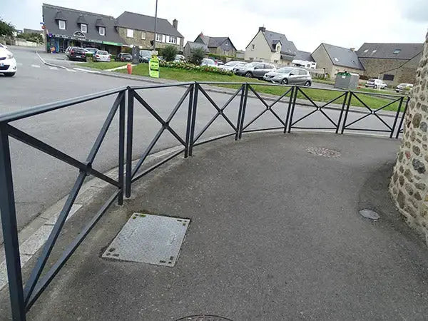 Mobilier urbain Alliance avec croix en tube acier et cercle central