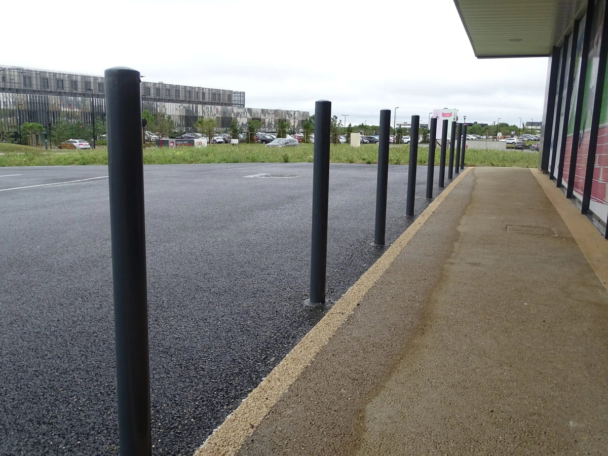 Détail de la tête bombée du potelet acier Cyrius Ø76 thermolaqué