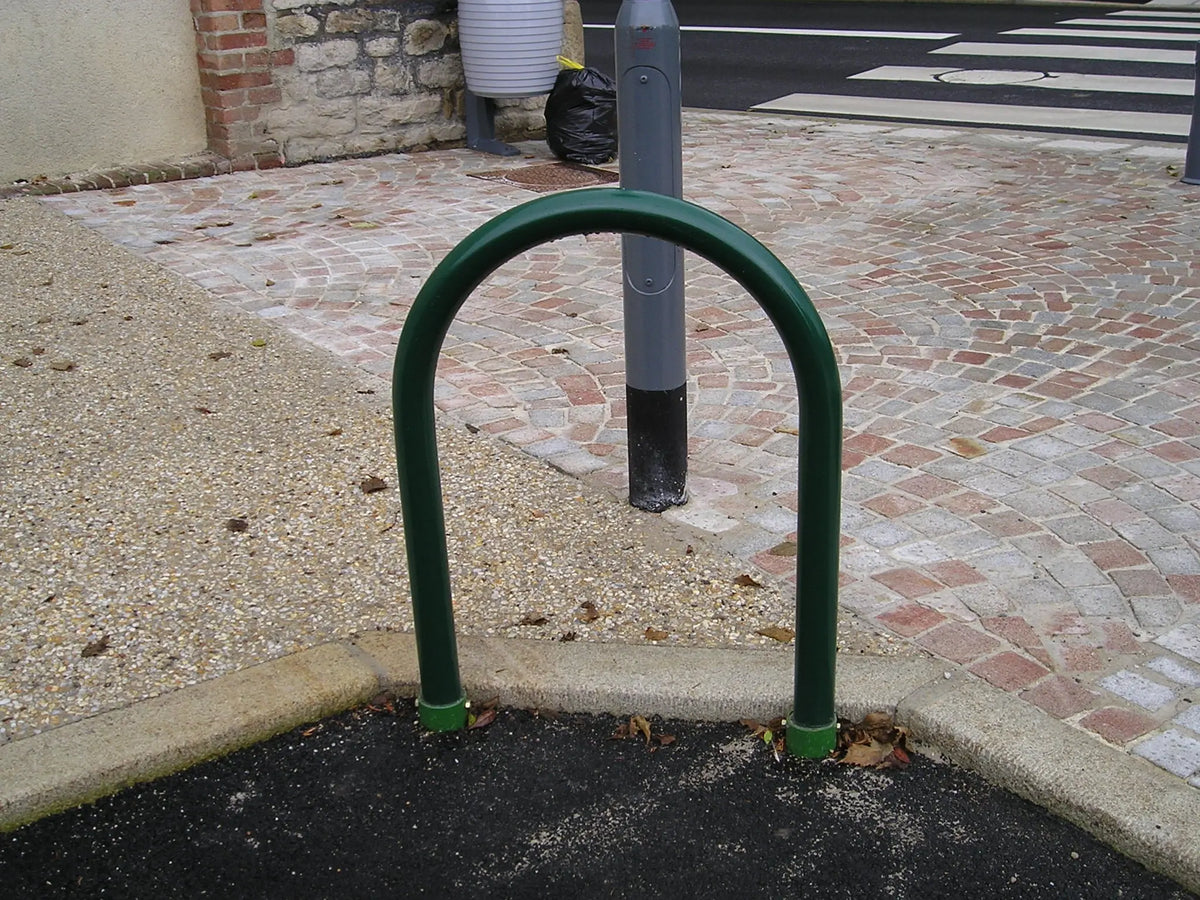 Autre vue de l'épingle de protection peinte en tube acier cintré