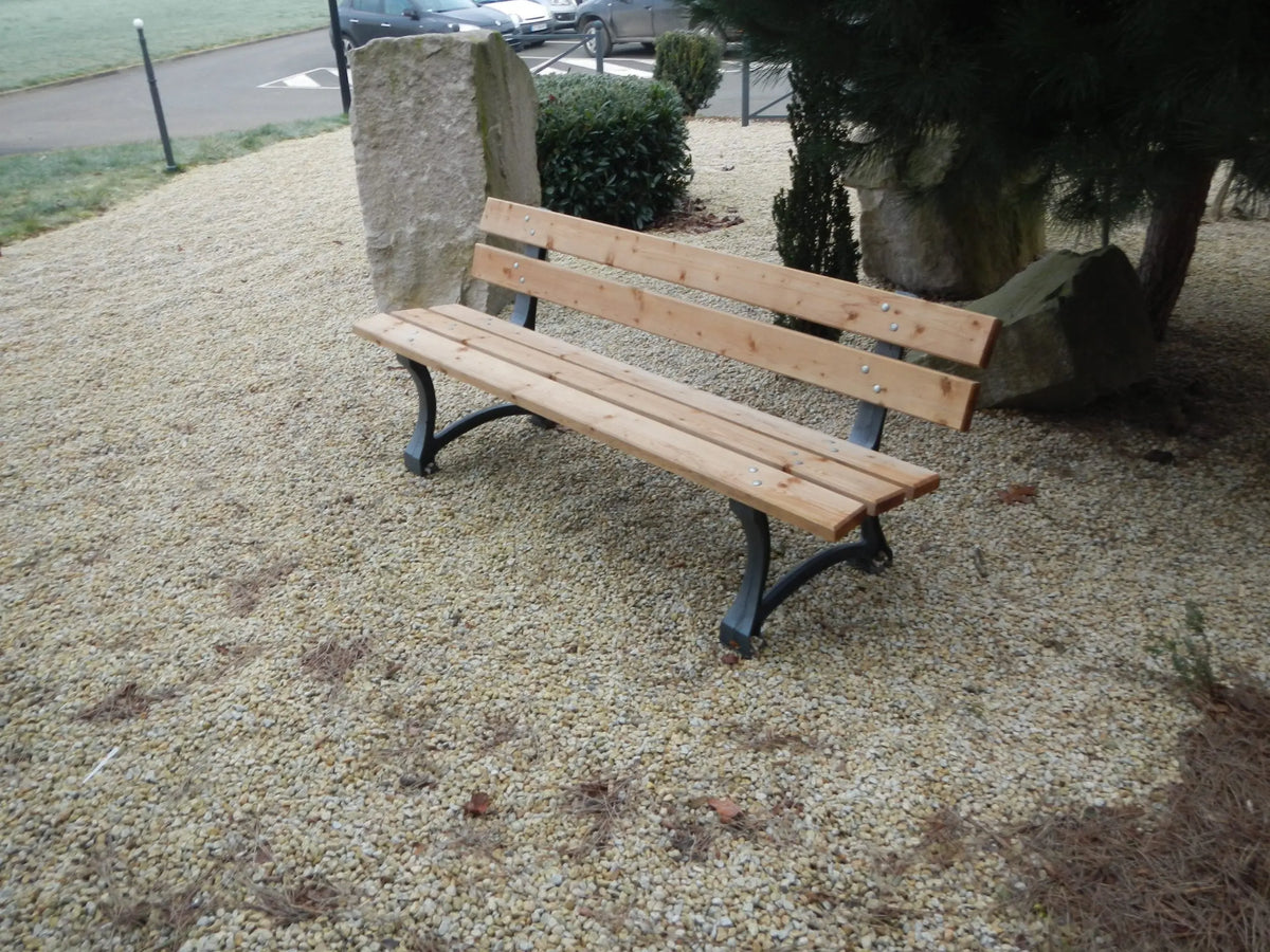 Vue latérale du banc Richelieu en bois de pin pour parc public