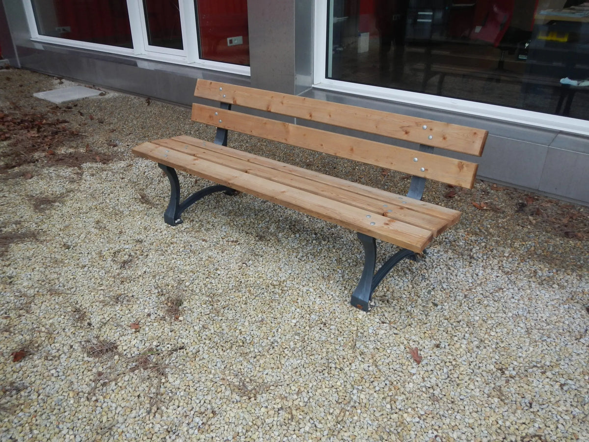Banc de jardin Richelieu en pin naturel installé en extérieur