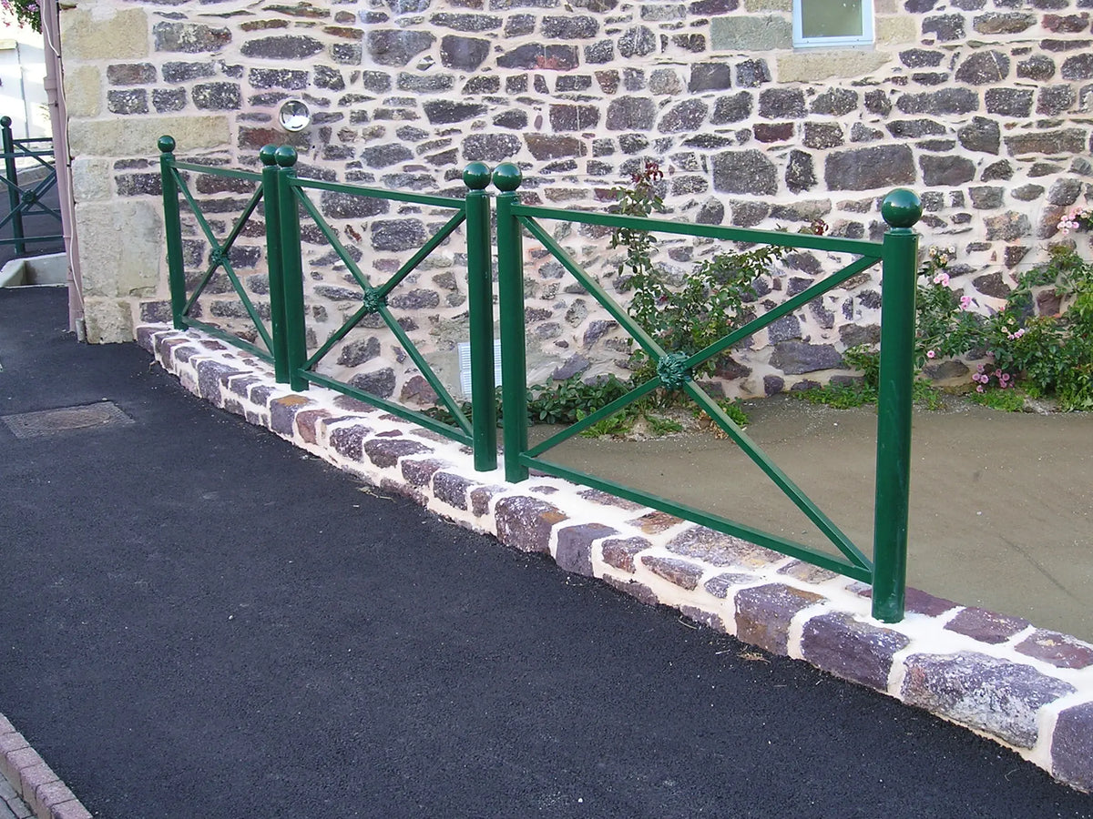 Vue complémentaire de la barrière Harmonie longue à tête boule, galvanisée puis thermolaquée