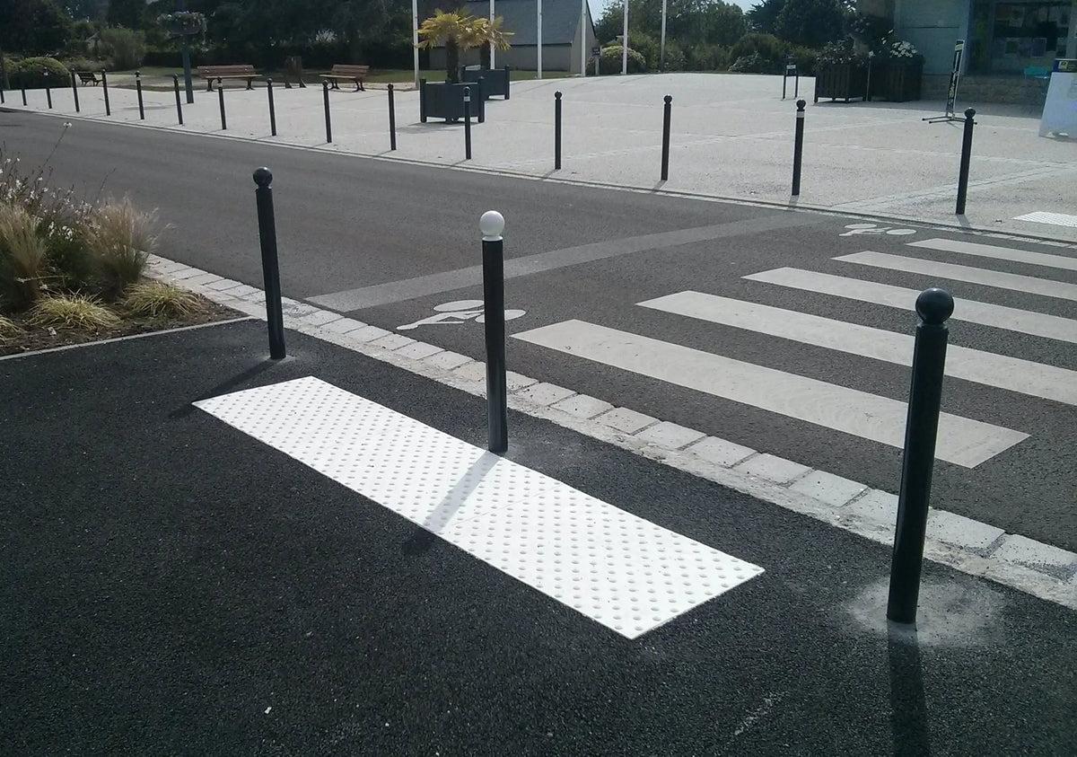 Vue complémentaire du potelet PMR à tête boule contrastée pour malvoyants