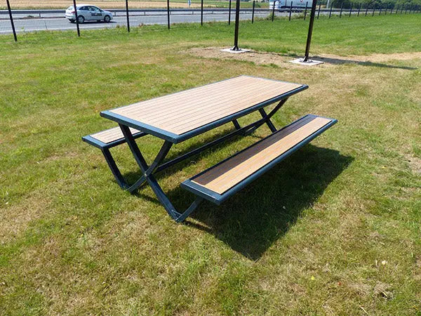 Version standard de la table de pique-nique Horizon en acier et compact HPL ajouré