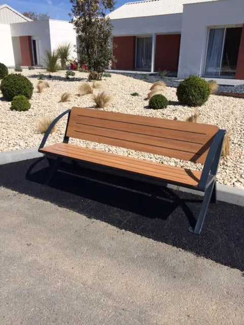 Détail des accoudoirs acier et du dossier compact du banc Bergerac