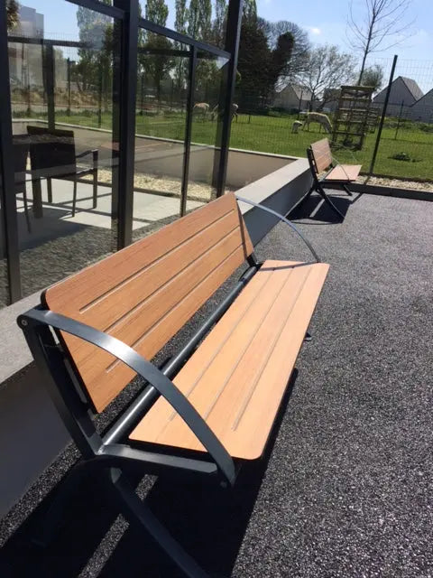 Banc Bergerac avec accoudoirs installé en extérieur, assise compact effet bois