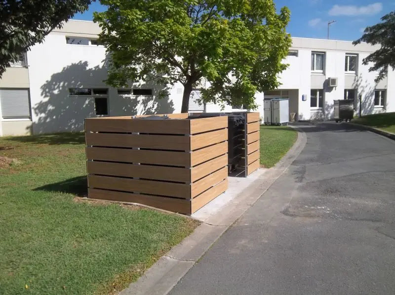 Enclos de conteneurs habillé de lames teck et montants acier galvanisé