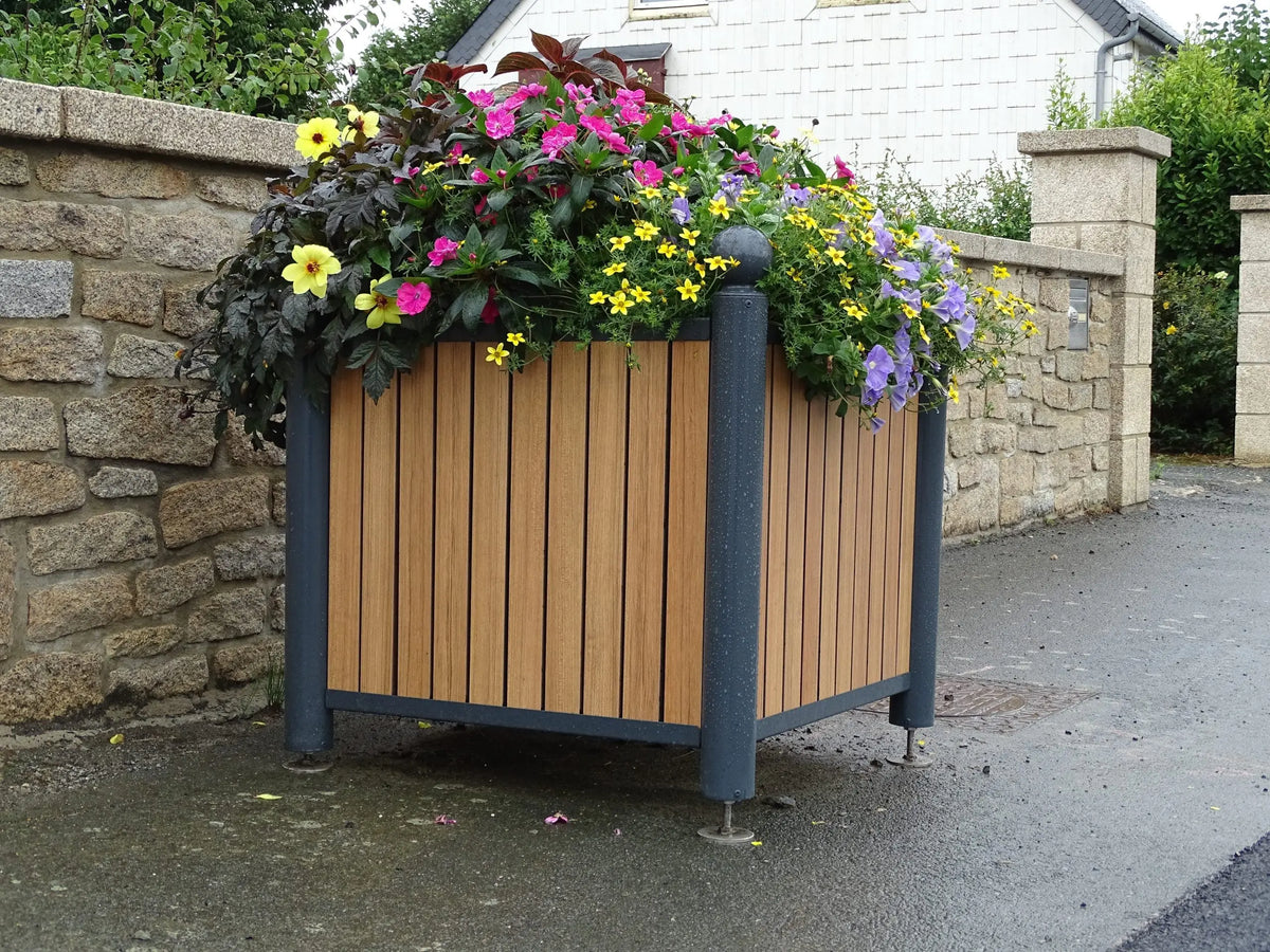 Jardinière Harmonie fleurie avec têtes boule en fonte d'aluminium sur montants Ø 76