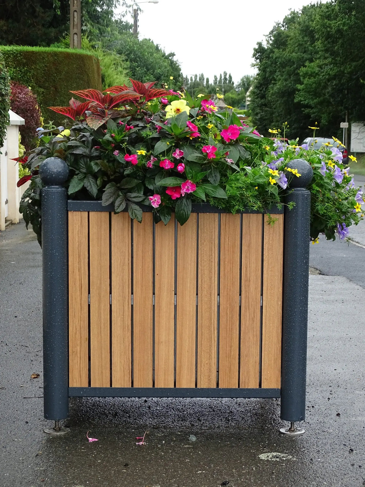 Détail du parement aspect teck et d'un montant de la jardinière Harmonie