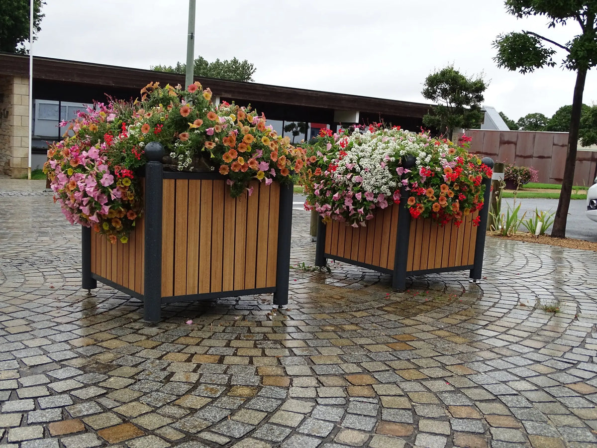Jardinière de ville Harmonie teck installée sur une place, vue d'ensemble
