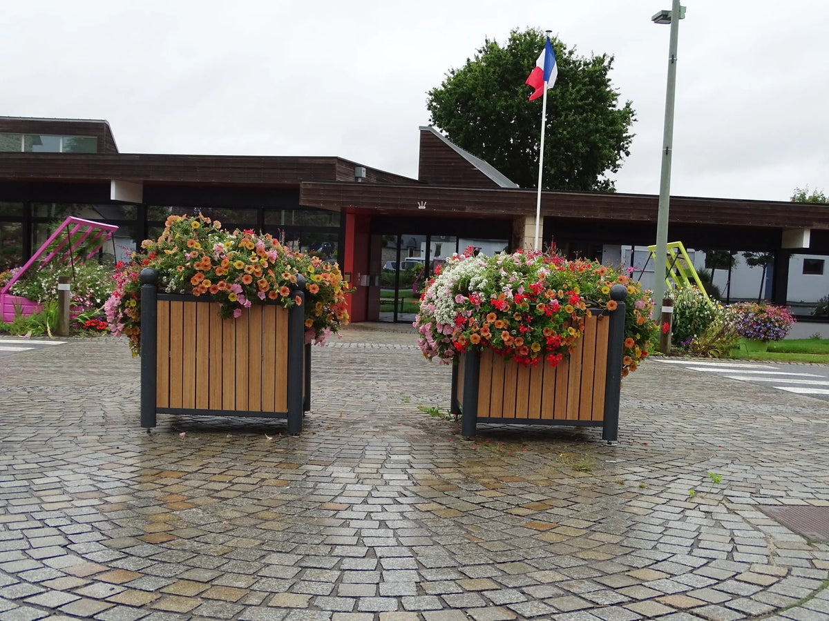 Gros plan sur la tête boule et la traverse acier de la jardinière Harmonie