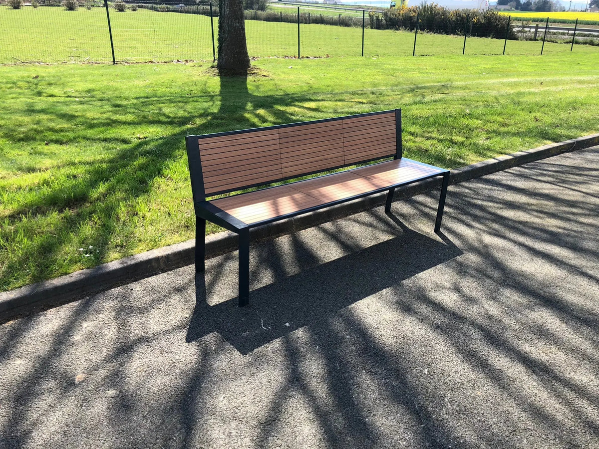 Autre vue du banc Square en compact aspect teck avec son piètement acier anguleux