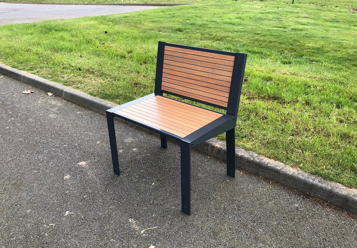 Chaise Square en compact aspect teck présentée sous un autre angle de vue