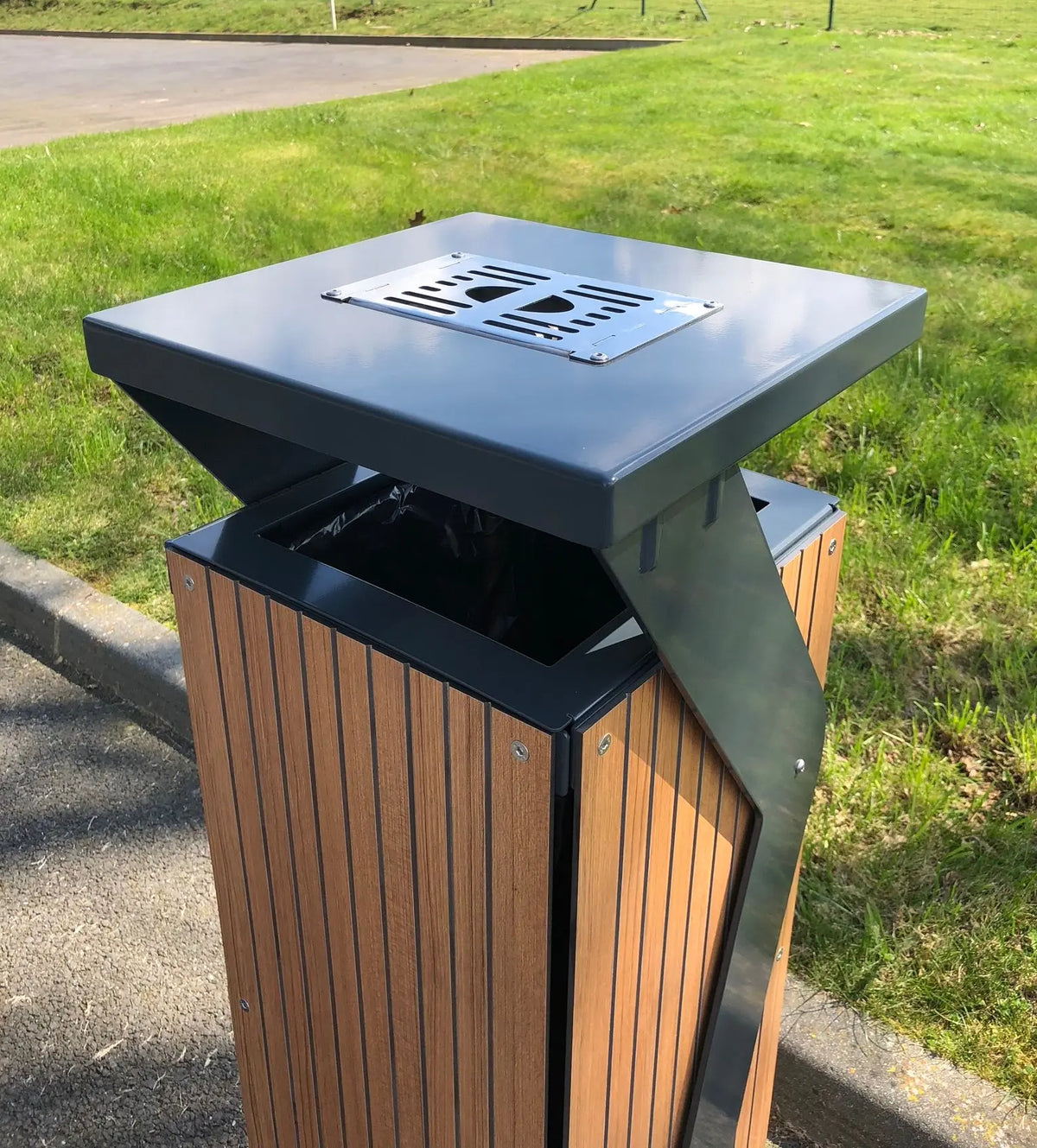 Vue de profil de la corbeille Square 60 litres avec cendrier, finition thermolaquée