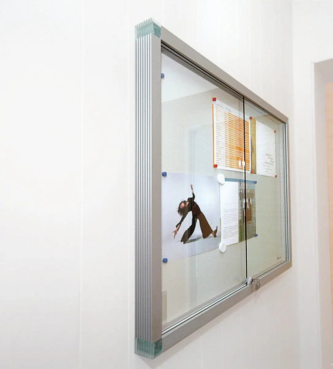 Vitrine d'intérieur coulissante Almach france collectivités