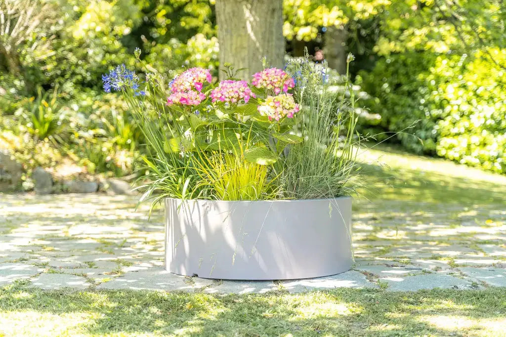 Pot décoratif Rodéo coloris taupe en aménagement extérieur