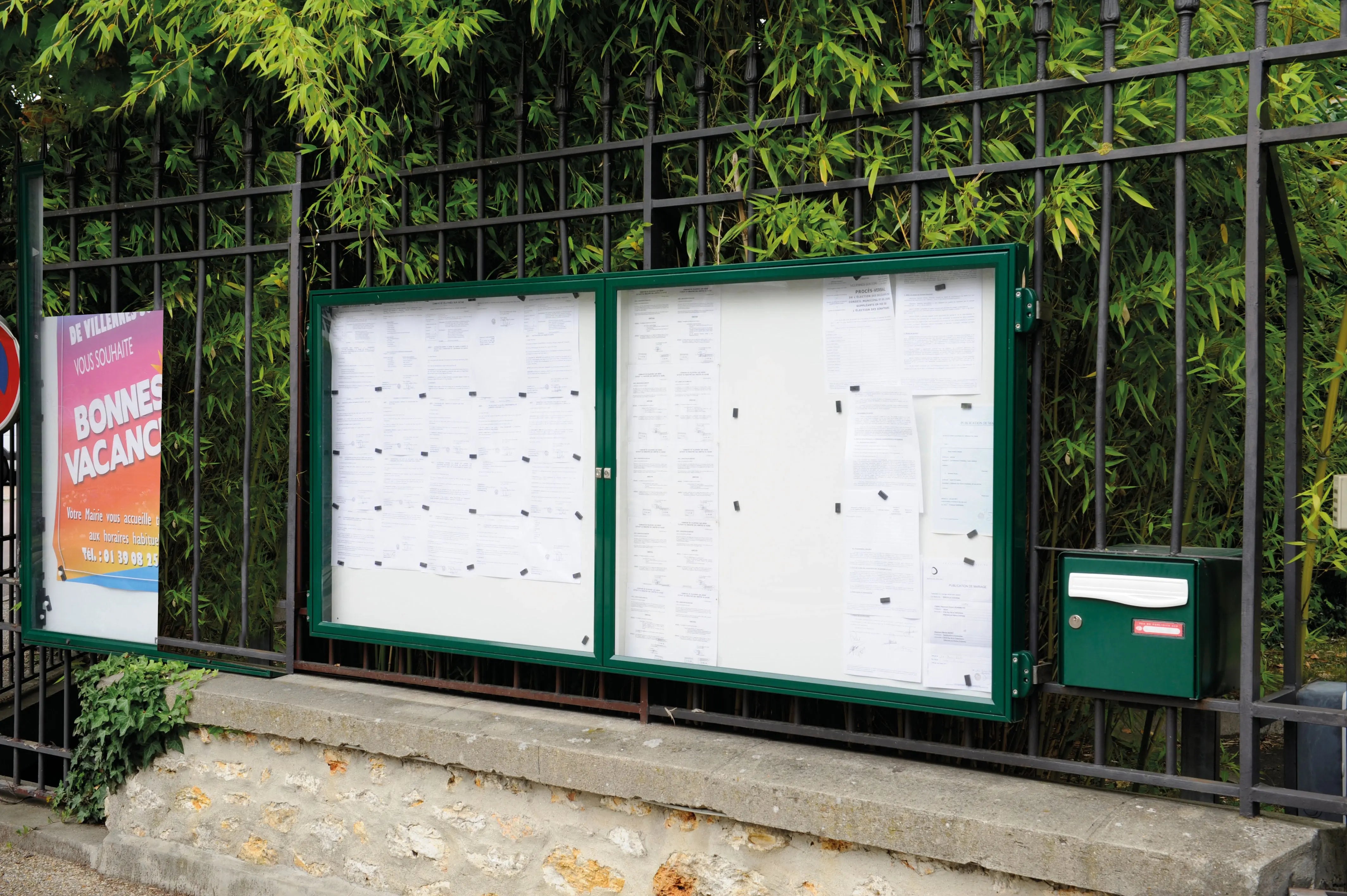 Vitrine 1000 simple battant ou porte levante - France Collectivités