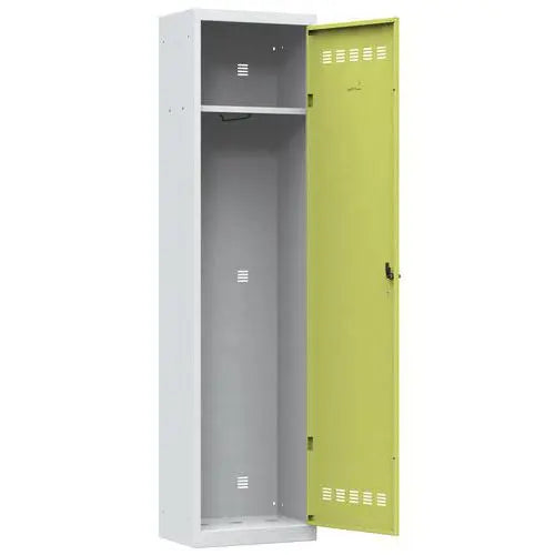 Détail de l'aménagement intérieur : vestiaire peu profond pour local exigu, porte vert anis sur corps gris, moraillon porte-cadenas
