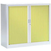 Armoire basse à rideaux de couleur, corps blanc RAL 9010 et rideaux vert anis