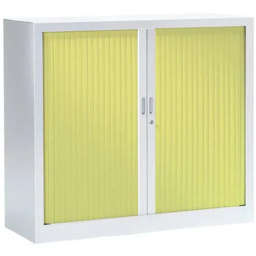 Armoire basse à rideaux de couleur, corps blanc RAL 9010 et rideaux vert anis
