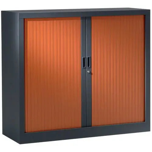 Petite armoire à rideaux décor bois, version corps anthracite RAL 7016 et rideaux merisier, livrée montée