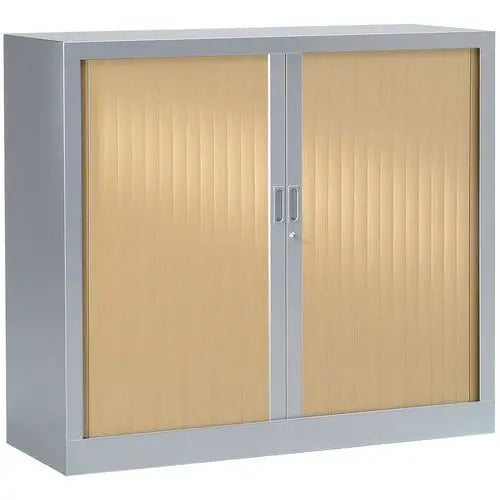 Armoire basse à rideaux bois 100 x 100 cm corps gris alu RAL 9006 et rideaux chêne clair pour bureau de mairie ou d'entreprise