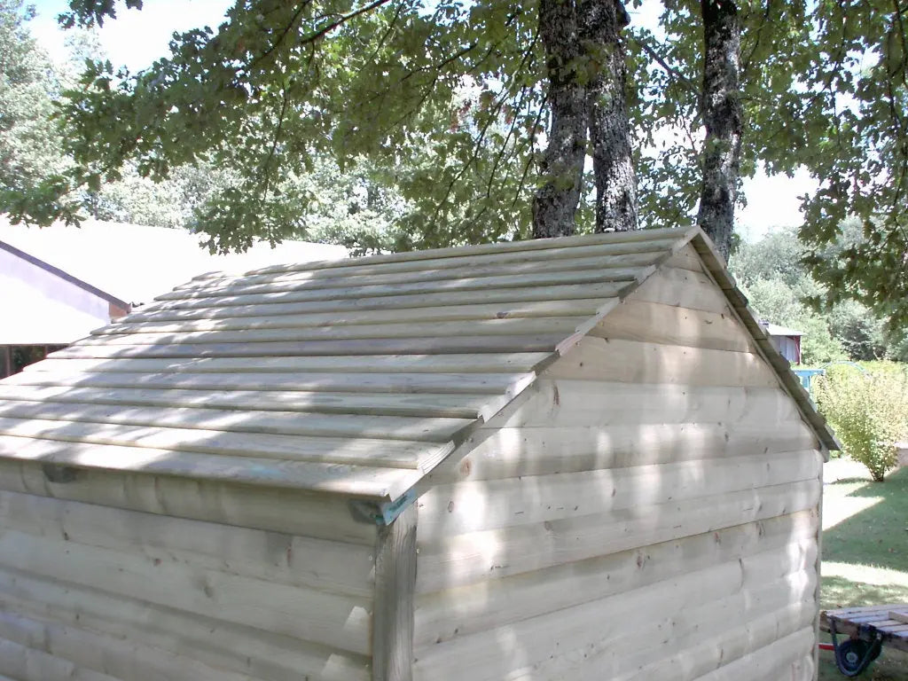 Cabane Montagnarde en bois robuste avec visserie inox et décor sans entretien