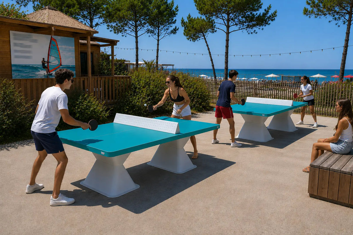 Deux tables Diabolo 60 Balia bleu lagon installées dans un camping