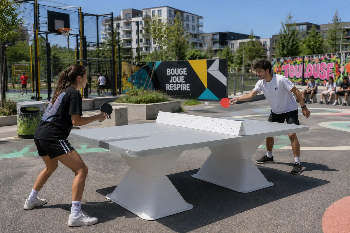 Deux joueurs en partie sur une table Diabolo 60 Balia gris clair