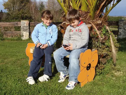 Banc enfant Fleur installé dans une aire de jeux
