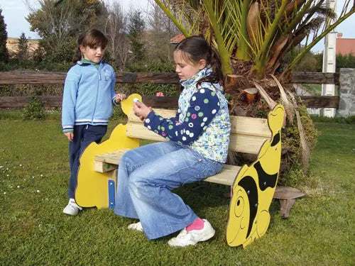 Banc enfant Poisson Tropi installé dans une aire de jeux