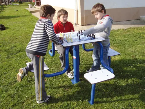Table d'échecs extérieure installée dans un parc