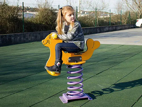 Phoque à ressort installé dans un parc public