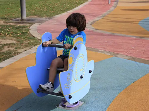 Jeu sur ressort bateau installé dans une aire de jeux