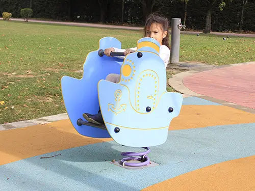 Enfant sur le jeu à ressort bateau en polyéthylène