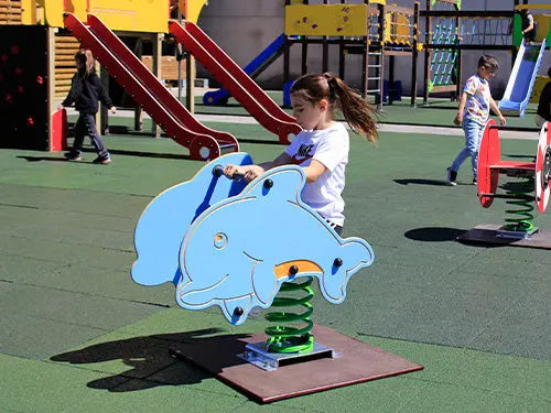Dauphin à ressort installé dans une aire de jeux