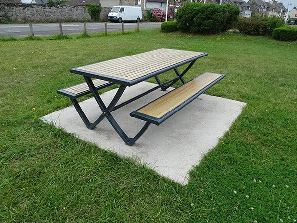 Table de pique-nique extérieure Horizon avec renfort central acier et design robuste pour collectivités