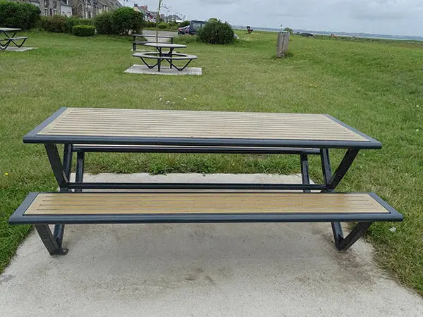 Détail des assises et du plateau en compact HPL ajouré de la table pique-nique Horizon