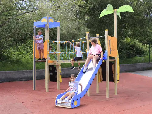 Aire de jeux Île au trésor installée dans un parc