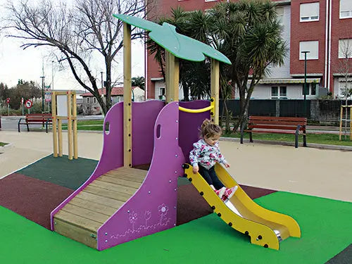 Aire de jeux Feuillage installée dans un square