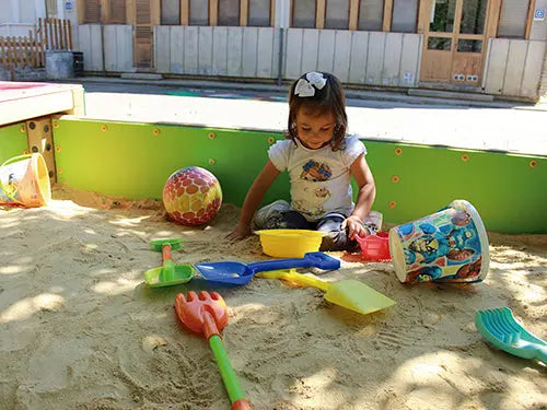 Enfants jouant dans le bac à sable inclusif