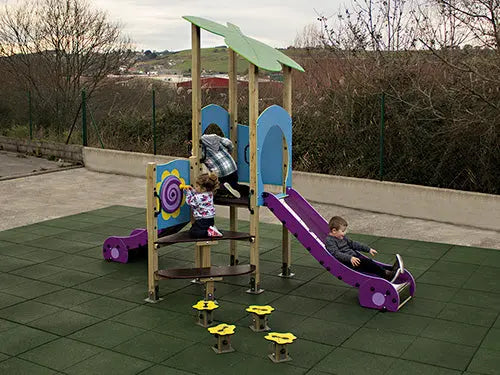 Aire de jeux La Forêt 4 installée dans une cour d'école