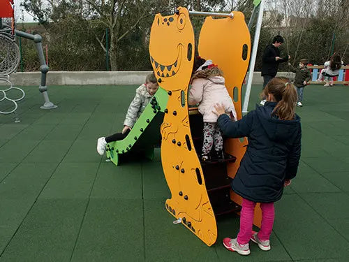 Toboggan Dino installé dans un square municipal