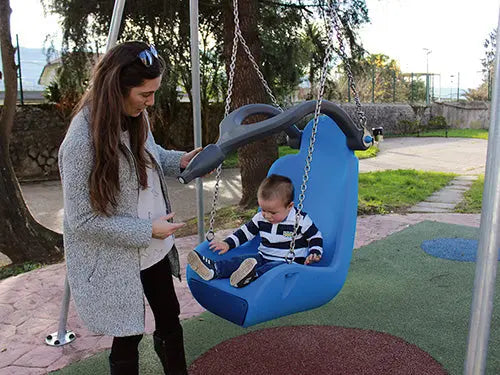 Balançoire adaptée aux enfants handicapés installée dans un square